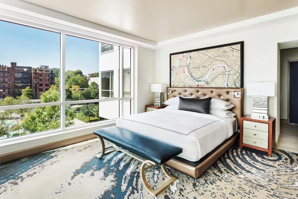 Corner King Room with City View interior
